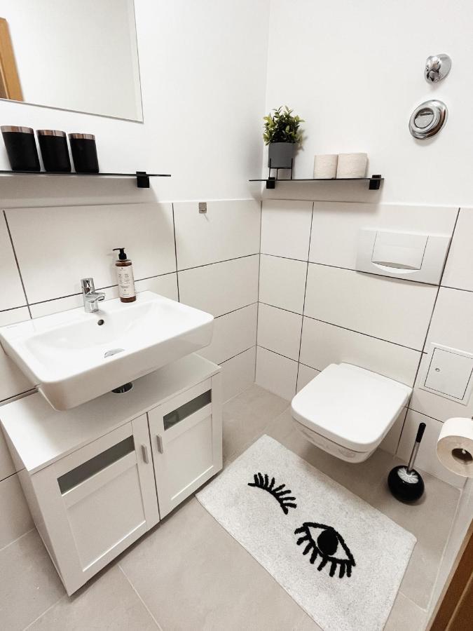 Bohnapartments Elisa - Wohlfuehlapartment Mit 2 Gratis Parkplaetzen Und 3 Schlafzimmern - Wlan - Vollausstattung Erfurt Bagian luar foto